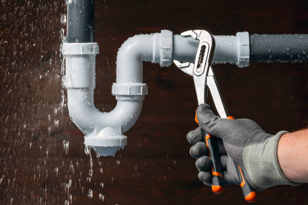 Professional Emergency Plumber technician working in Burlington, IA